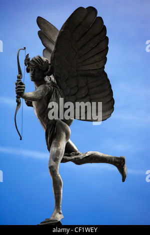 La statua di Eros (l'angelo della carità cristiana), sulla parte superiore della struttura Shaftesbury memorial fountain a Piccadilly Circus Foto Stock