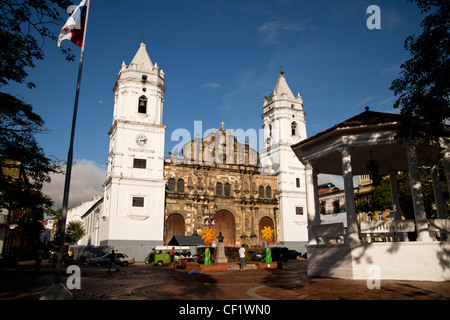 Plaza de la Independencia e la cattedrale della città vecchia, Casco Viejo, Panama City, Panama America Centrale Foto Stock