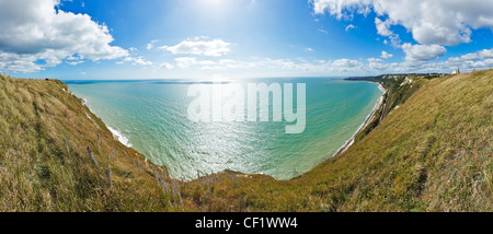 Una vista panoramica dal bianco Cliifs di Dover verso Folkestone e il Canale della Manica. Foto Stock