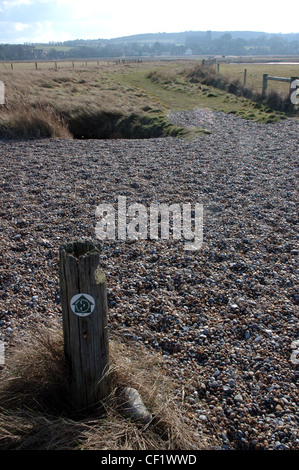 Il sentiero segnavia sulla spiaggia di ciottoli vicino Salthouse, Norfolk, Regno Unito Foto Stock