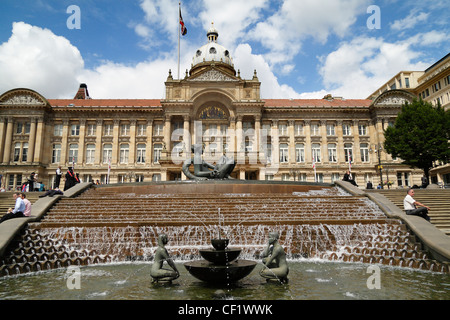 Caratteristiche dell'acqua e le fasi che portano al Consiglio casa in Victoria Square, Birmingham. Foto Stock