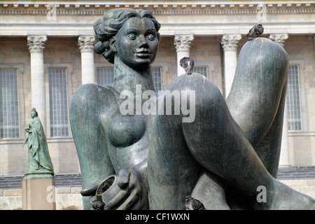 Il fiume scultura, noto anche come "l'Floozie nella Jacuzzi', e la statua della regina Victoria al di fuori della città di Birmingham Hall Foto Stock