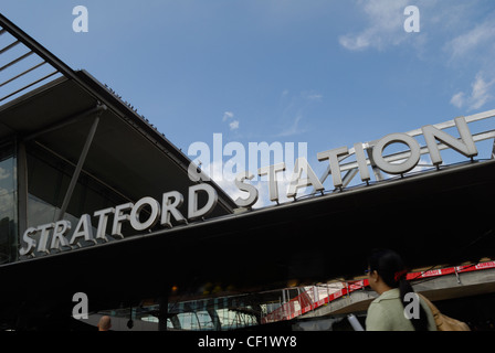 La stazione di Stratford signage sull'esterno dell'edificio della stazione. Foto Stock