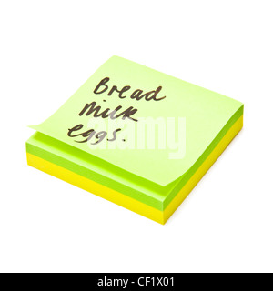 La lista della spesa scritta su un foglietto adesivo pad. Foto Stock