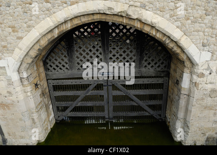 Traditori' cancello alla Torre di Londra. Il gate è l'acqua entrata alla Torre dal Tamigi. Esso è chiamato traditori' Foto Stock