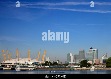 L'O2 (precedentemente noto come il Millennium Dome) sulla penisola di Greenwich nel Sud Est di Londra e il Canary Wharf, Foto Stock