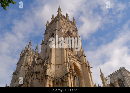 Vista guardando fino al fronte ovest di York Minster, una delle più grandi cattedrali gotiche nel Nord Europa. Foto Stock
