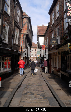 La gente camminare lungo il caos in York. Foto Stock