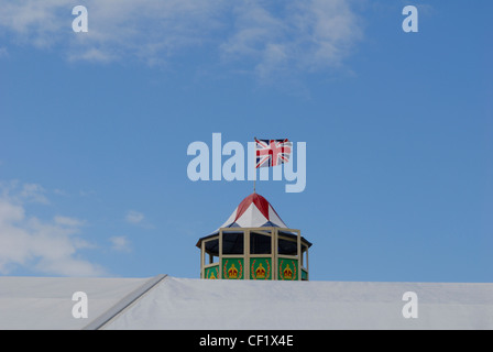 Vista su tutta la parte superiore di un rettangolo di selezione attorno alla parte superiore di un tradizionale Helter Skelter con l'Unione jack battenti in cima alla kent Couty Foto Stock