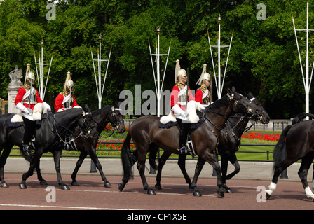 Le protezioni del cavallo Equitazione lungo il centro commerciale nelle vicinanze del Palazzo di Buckingham. Foto Stock