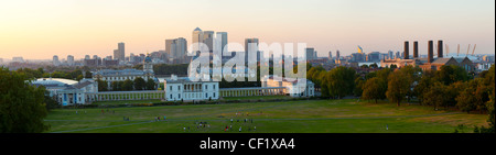 Una vista panoramica di Canary Wharf e la City di Londra dal Royal Observatory di Greenwich Park Foto Stock