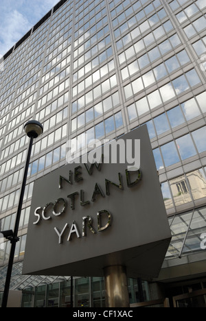 La Nuova Scozia Scotland Yard segno al di fuori della sede della London Metropolitan Police. L'ex "New Scotland Yard", costruito nel 18 Foto Stock