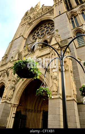 Vista del recentemente restaurata e ripulita Truro Cathedral presi da un angolo basso Foto Stock