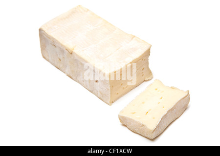 Demi Pont L'Eveque formaggio isolato su un bianco di sfondo per studio. Foto Stock