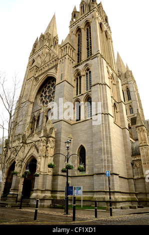 Vista del recentemente restaurata e ripulita Truro Cathedral presi da un angolo basso Foto Stock