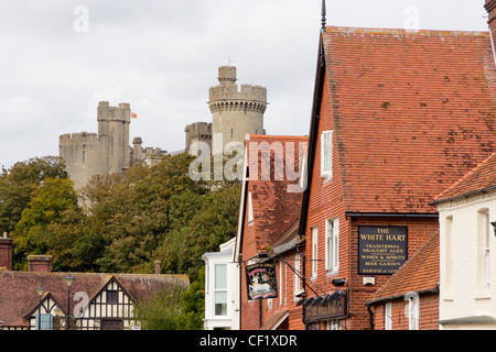 Town Center pub in Arundel con castello in background Foto Stock