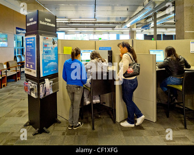 Teens ispanica indagare le offerte di corso in Servizi agli studenti la costruzione di Pima Community College, Tucson, AZ. Foto Stock