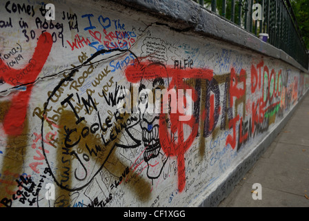 I graffiti sulla parete al di fuori di Abbey Road Studios. La parete necessita di riverniciatura frequentemente a causa del volume dei graffiti. Abbey R Foto Stock