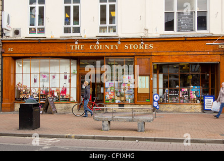 La Contea di negozi, da tempo stabilito della DDA, su North Street, Taunton, Somerset Foto Stock