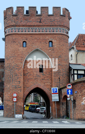 Gate Bridge come una parte della fortificazione della città di Torun. Foto Stock