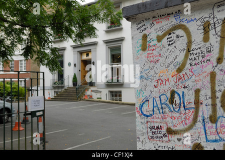 I graffiti sulla parete al di fuori di Abbey Road Studios con gli studios in background. Abbey Road Studios è la posizione della maggior parte o Foto Stock