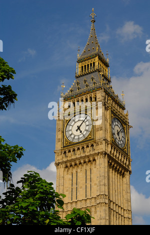 Big Ben, uno di Londra più i punti di riferimento iconici, contro un cielo blu. Big Ben è in realtà il nome del grande campana in l'orologio Foto Stock