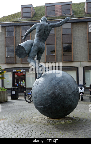 Vista posteriore del 'il batterista' statua fuori salone per la Cornovaglia, Truro. Foto Stock