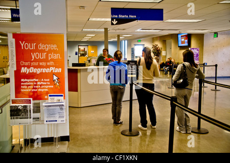 Teens ispanica attendere per la registrazione per le offerte di corso in Servizi agli studenti la costruzione di Pima Community College, Tucson, AZ. Foto Stock