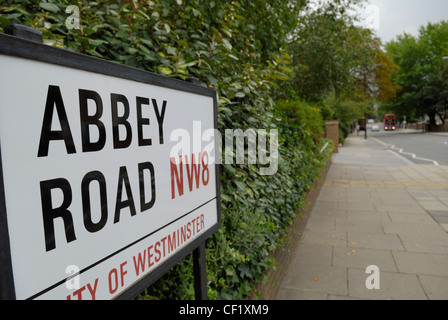 Abbey Road Sign e visualizza in basso Abbey Road verso i famosi studi di registrazione. Abbey Road Studios è la posizione della maggior parte dei Foto Stock