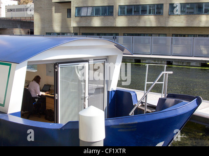 Ufficio mobile su una larghezza doppia narrowboat in Paddington Basin, Londra Foto Stock