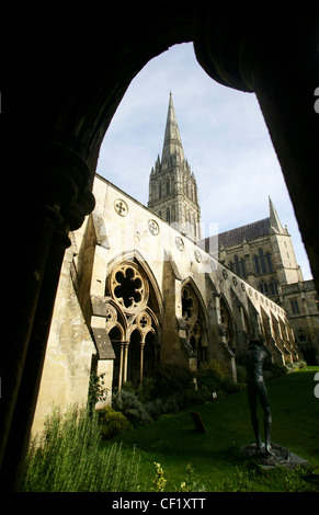 Una vista esterna della Cattedrale di Salisbury. La cattedrale ospita il più alto la guglia in Inghilterra a 404 piedi e molte leggende sono cresciuti da Foto Stock