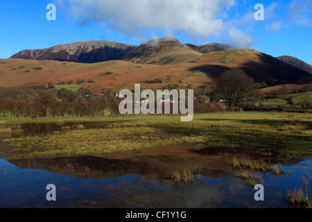 I colori autunnali, Whiteless Pike, riflessa in Buttermere, Parco Nazionale del Distretto dei Laghi, Cumbria County, England, Regno Unito Foto Stock