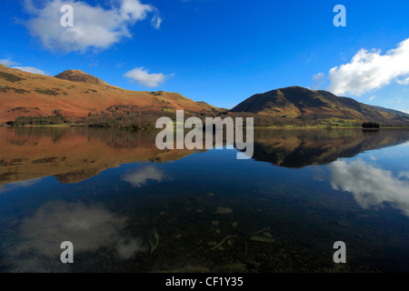 I colori autunnali, Whiteless Pike, riflessa in Buttermere, Parco Nazionale del Distretto dei Laghi, Cumbria County, England, Regno Unito Foto Stock