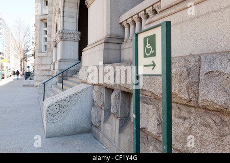 Accesso per la sedia a rotelle segno davanti delle fasi di costruzione Foto Stock