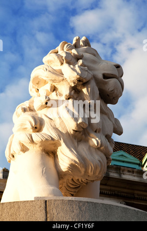 La South Bank Lion sul Westminster Bridge Foto Stock