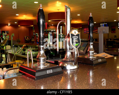 Real ale birra tira, sala partenze, East Midlands Airport, il Castello di Donnington, Leicestershire, Inghilterra, Regno Unito, Europa occidentale. Foto Stock