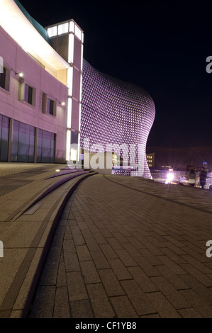 Una scena notturna di Selfridges, Bull Ring, Birmingham City Centre. Marciapiede che conduce a Selfridges. Foto Stock