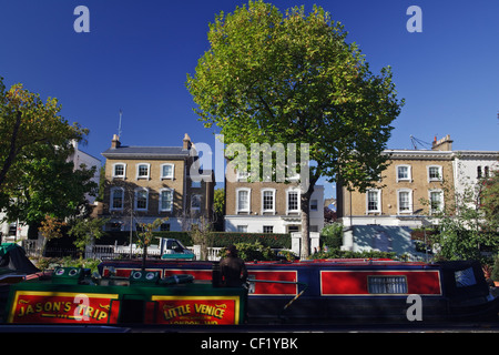 Chiatte a Little Venice, una zona vicino alla stazione di Paddington dove il Grand Union e Regent's canali soddisfano. Foto Stock