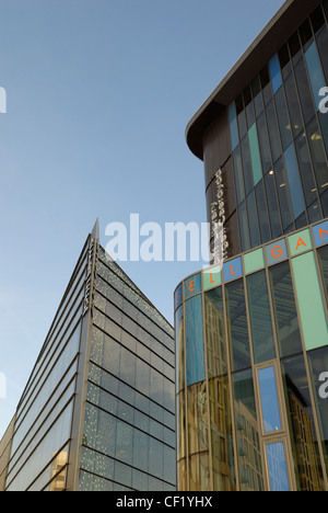 Il nuovo John Lewis Store e Biblioteca centrale, parte della riqualificazione del vecchio St David's Shopping Centre ed Hayes in C Foto Stock