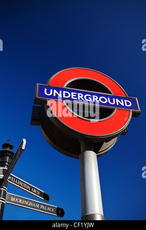 Un iconico London Underground segno a Hyde Park Corner. Foto Stock