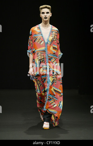 Xuly Bet Parigi pronto a indossare Primavera Estate fiera modello capelli viso off laminati in piazza indossando quiff insolito occhio nero compongono Foto Stock