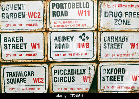 Famoso London Road segni sul display al di fuori di un negozio in Portobello Road. Foto Stock