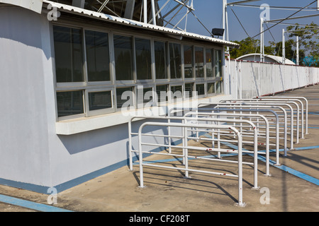 Ticket Booth situato di fronte allo stadio università thommasart, Thailandia Foto Stock