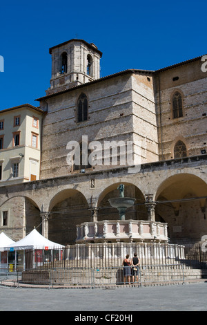 Fontana Maggiore e il Duomo di San Lorenzo Perugia Italia Italy Foto Stock