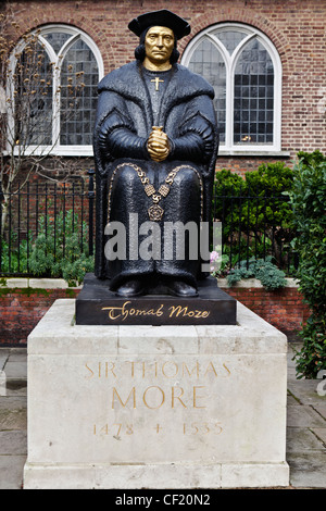 Statua di Sir Thomas More 1478 - 1535, un avvocato inglese, filosofo sociale, autore, statista e notato umanista rinascimentale, Foto Stock