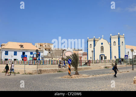 Scena di strada nella piazza principale con la Chiesa cattolica di San Isobel in Sal Rei, Boa Vista, Isole di Capo Verde. Foto Stock