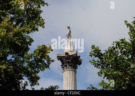 Statua di Nelson sulla cima di Nelson's colonna in Trafalgar Square. Foto Stock