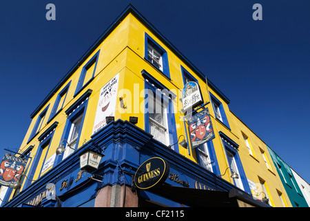 La vibrante esterno del Quinn's Pub di Kentish Town. Foto Stock