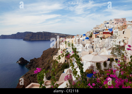 Una vista del villaggio di Oia arroccato sulla scogliera al di sopra della caldera di Santorini Foto Stock