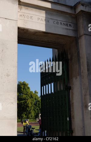 Il gate a Hyde Park Corner. Hyde Park è stato originariamente acquistato da Enrico VIII per essere utilizzato come terreno di caccia e più tardi, nel 1665, Foto Stock